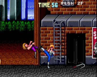 Captura de ecrã de jogabilidade de Double Dragon, com duas personagens a lutar num beco.