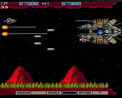 Gradius – Screenshot mit einem Raumschiff, das sich im Kampf mit einem größeren Schlachtschiff über einer fremden Welt befindet.