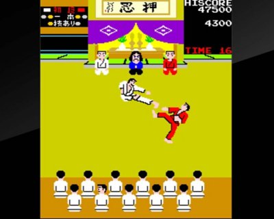 Captura de pantalla del juego Karate Champ que muestra a dos luchadores compitiendo en un dojo.