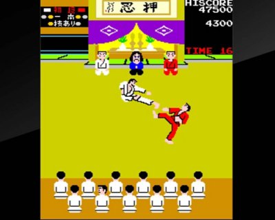 Captura de pantalla del juego Karate Champ que muestra a dos atletas compitiendo en un dojo.