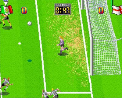 Skjermbilde fra spilling av Super Sidekicks som viser en målvakt og flere spisser under en fotballkamp.