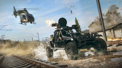 사륜차에 탄 두 명의 오퍼레이터 중 한 명은 뒤쫓는 헬리콥터에 격발하기 위해 거치형 총을 사용하는 모습을 보여주는 Call of Duty Warzone 이미지입니다.