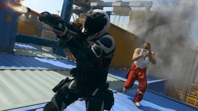 Call of Duty: Warzone – zrzut ekranu przedstawiający dwóch operatorów biegnących po kontenerach transportowych