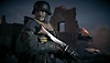 Ein Screenshot aus Call of Duty Vanguard, der einen Charakter mit einem Gewehr zeigt