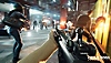 Snímek obrazovky ze hry Crime Boss: Rockay City zobrazující napínavou přestřelku mezi zločinci a policisty v obchodním domě.