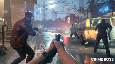 Captura de ecrã do Crime Boss Rockay City com quatro jogadores num tiroteio contra a polícia numa rua.