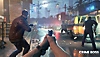 Crime Boss: Rockay City – Screenshot, der vier Spieler in einer Schießerei mit Cops auf einer Straße in der Stadt zeigt.
