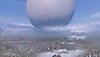 Snímka obrazovky z hry Destiny 2, na ktorej sa Cestovateľ vznáša nad posledným mestom na Zemi.
