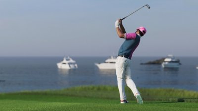 Captura de pantalla de EA Sports PGA Tour 23 que muestra a un golfista haciendo un swing