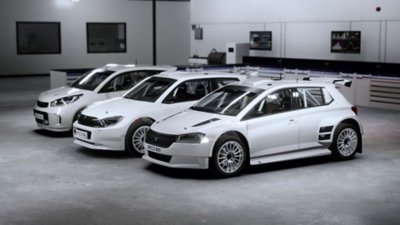 EA Sports WRC – Capture d'écran montrant trois véhicules blancs dans un garage