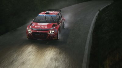 EA Sports WRC – snímka obrazovky zobrazujúca Citroen C3 WRC idúci po trati v noci so zapnutými svetlami
