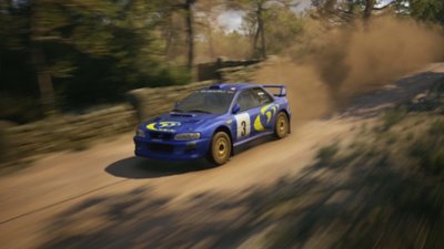 EA Sports WRC – skjermbilde av en 1997 Subaru Impreza WRC i full fart med en støvsky etter seg på en skogsvei
