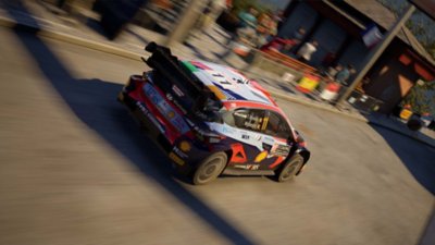 Captura de tela do EA Sports WRC mostrando um Hyundai i20 N Rally1 Hybrid correndo em uma pista urbana