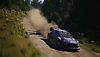 Captura de pantalla de EA Sports WRC 23 que muestra un coche de carreras Ford acelerando a través de un circuito de grava