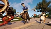 Screenshot van Goat Simulator 3 waarin een politieagent op een geit zit en voetgangers vallen