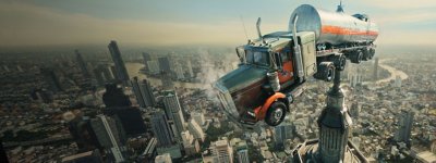 Escena de fondo dramática que muestra un camión de 18 ruedas equilibrado sobre un rascacielos