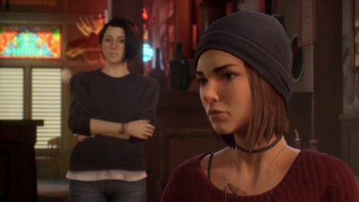 Life Is Strange True Colors 스크린샷, 다른 캐릭터와 대화하는 배경 속 알렉스