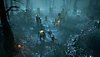 《迷瘴記事》螢幕截圖顯示兩個人形生物和一個機器人在幽暗的森林深處發現令人毛骨悚然的儀式