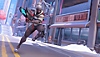 Overwatch 2 – zrzut ekranu z biegnącą postacią Sojourn
