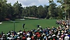 Screenshot van EA SPORTS PGA Tour 23 van de paginasectie Balgedrag waarop het publiek kijkt naar een golfer die zijn club zwaait op de fairway.