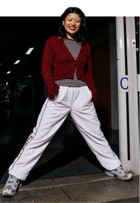 "PlayStation | Reebok"30周年アニバーサリーコレクション｜インスタポンプフューリー の女性着用写真①