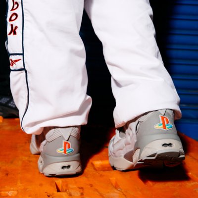 "PlayStation | Reebok"30周年アニバーサリーコレクション｜インスタポンプフューリー の女性着用写真②