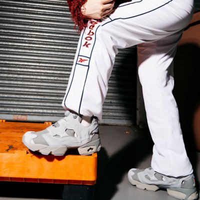 "PlayStation | Reebok"30周年アニバーサリーコレクション｜インスタポンプフューリー の女性着用写真④