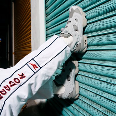 "PlayStation | Reebok"30周年アニバーサリーコレクション｜インスタポンプフューリー の女性着用写真③