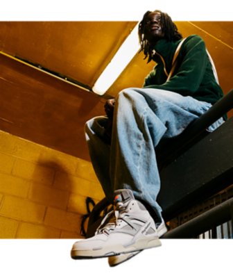 "PlayStation | Reebok"30周年アニバーサリーコレクション｜ポンプ オムニ ゾーンの男性着用写真①