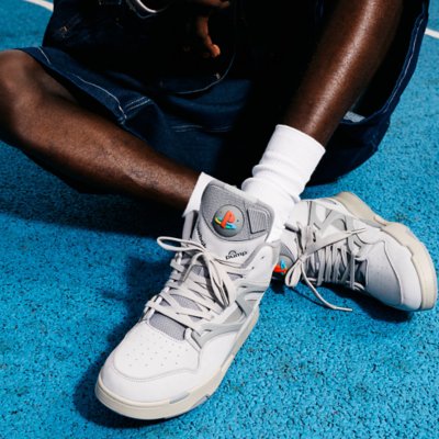 "PlayStation | Reebok"30周年アニバーサリーコレクション｜ポンプ オムニ ゾーンの男性着用写真②