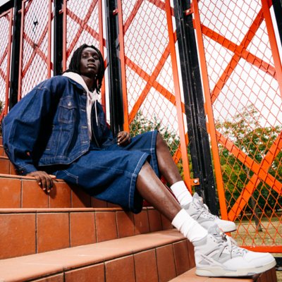 "PlayStation | Reebok"30周年アニバーサリーコレクション｜ポンプ オムニ ゾーンの男性着用写真③