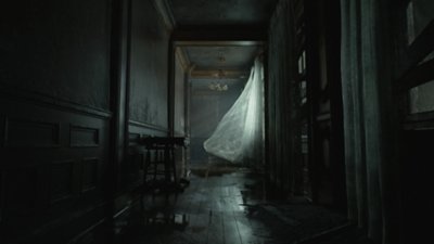 Capture d'écran de Resident Evil Requiem – un rideau de dentelle ondule dans le couloir d'un bâtiment à l'abandon