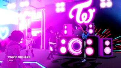 Roblox – snímek obrazovky zobrazující skupinu hráčů tančících v klubu ve hře Twice Square