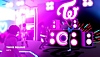 A Roblox képernyőképe, amelyen egy csapat játékos táncol a Twice Square játék egyik klubjában