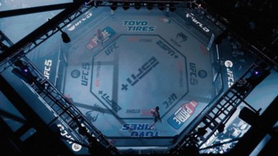 EA Sports UFC 5 – pohled z ptačí perspektivy na ring ukazuje dva zápasníky, kteří se vzájemně poměřují