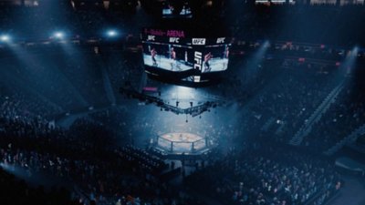 UFC 5 – Capture d'écran montrant le ring et une foule massée autour.