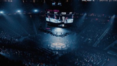 لقطة شاشة من لعبة UFC 5 تعرض حلبة وحشدًا من الجماهير حولها