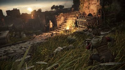 A Plague Tale: Requiem; captura de pantalla que muestra a Amicia acercándose a un soldado por la espalda mientras sostiene una ballesta