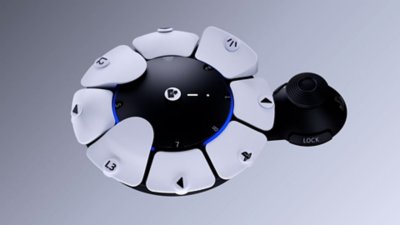 Vista dall’alto di due controller Access e un controller wireless dualsense che mostra la possibilità di utilizzarli insieme