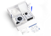 Afbeelding van een geopende doos van de Access-controller, waarin alle toegankelijke functies te zien zijn, waaronder uitsparingen en opbergvakjes.
