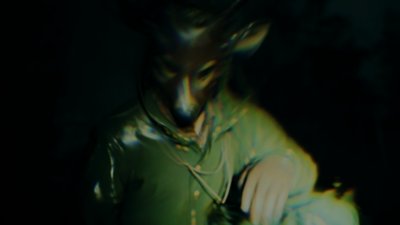 《Alan Wake 2》截屏：一名邪教徒戴着鹿头面具