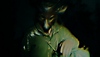 Captura de tela de Alan Wake 2 mostrando um membro do culto usando uma máscara de cervo