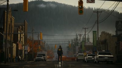 Captura de ecrã de Alan Wake 2 que mostra Saga Anderson em meio de uma rua em Bright Falls