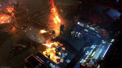 Aliens: Dark Descent-screenshot van personages die vlammenwerpers afvuren op aliens