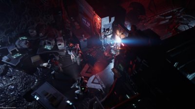 Aliens:‎ Dark Descent - لقطة شاشة من اللعبة لشخصيات تعمل على آلات