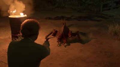 لقطة شاشة للعبة Alone in the Dark تظهر بها Emily Hartwood تُصوّب بمسدسها على وحش ضخم يشبه الحشرات له فك سفلي ملطخ بالدماء