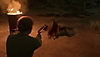 《鬼屋魔影》截屏，展示了艾米丽·哈特伍德用她的手枪瞄准一个长着血淋淋的下颚的大型昆虫状怪物
