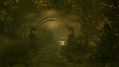 《鬼屋魔影》截屏，展示了在雾蒙蒙的夜晚，远处有一辆汽车正在接近铁拱门