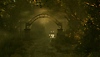 《Alone in the Dark》截圖顯示一輛遠處的汽車在霧濛濛的夜裡駛近鐵拱門
