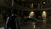 Capture d'écran d'Alone in the Dark montrant Edward Carnby dans le hall d'un grand bâtiment gothique.